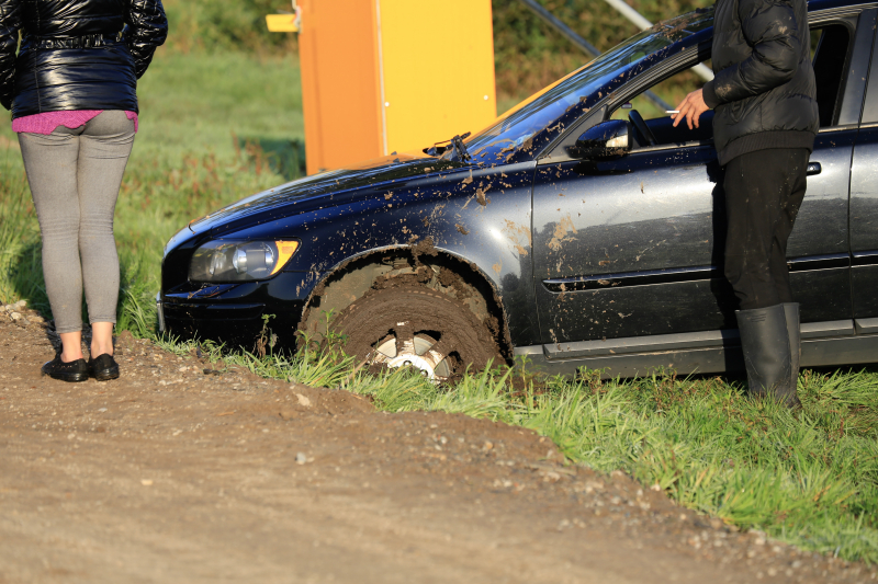 Voorbijgangers zien auto te water