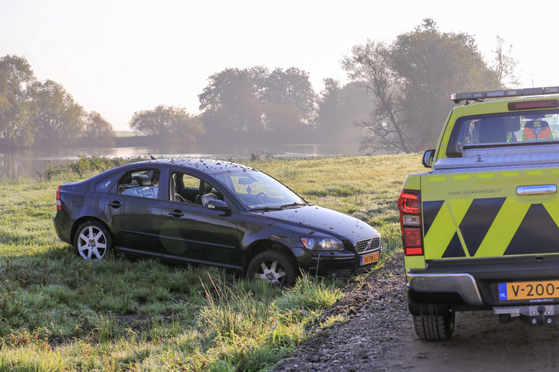 Voorbijgangers zien auto te water