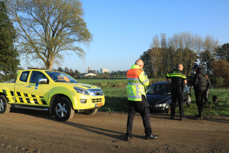 Voorbijgangers zien auto te water