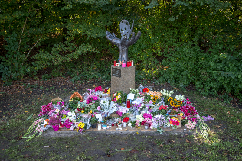 Veel bloemen en mooie woorden voor Anne Faber