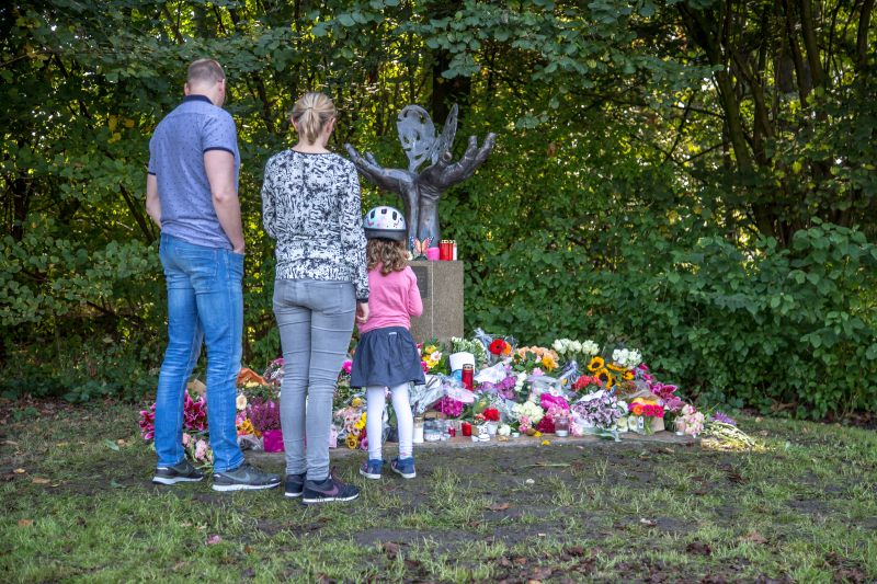 Veel bloemen en mooie woorden voor Anne Faber