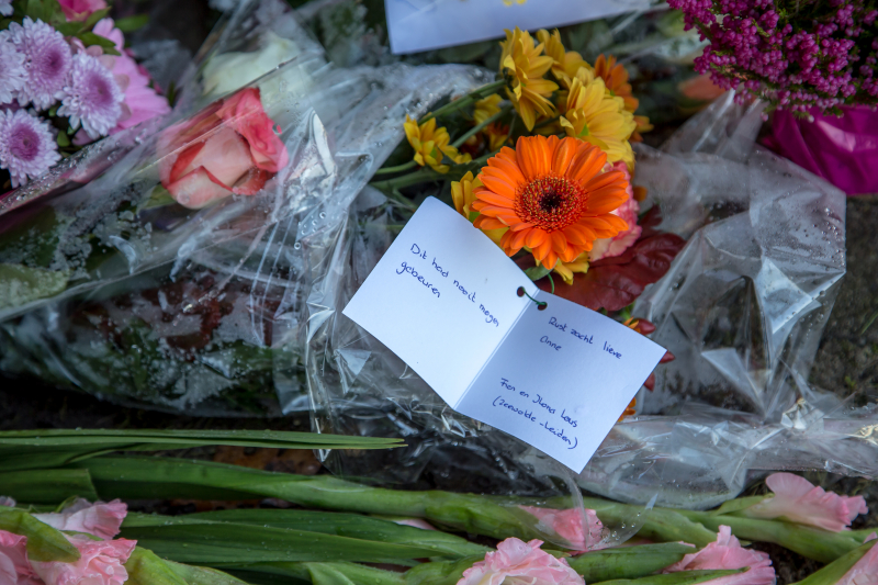 Veel bloemen en mooie woorden voor Anne Faber