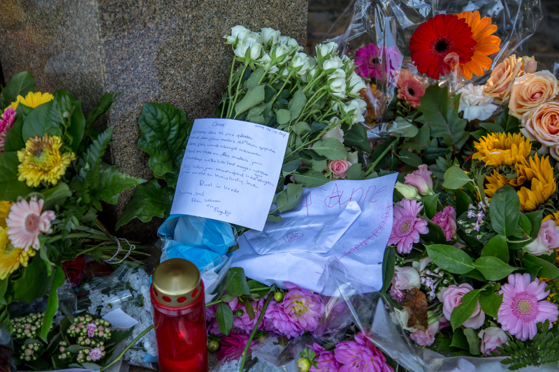 Veel bloemen en mooie woorden voor Anne Faber