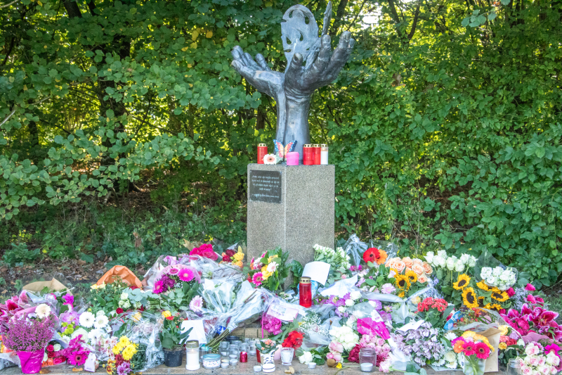 Veel bloemen en mooie woorden voor Anne Faber