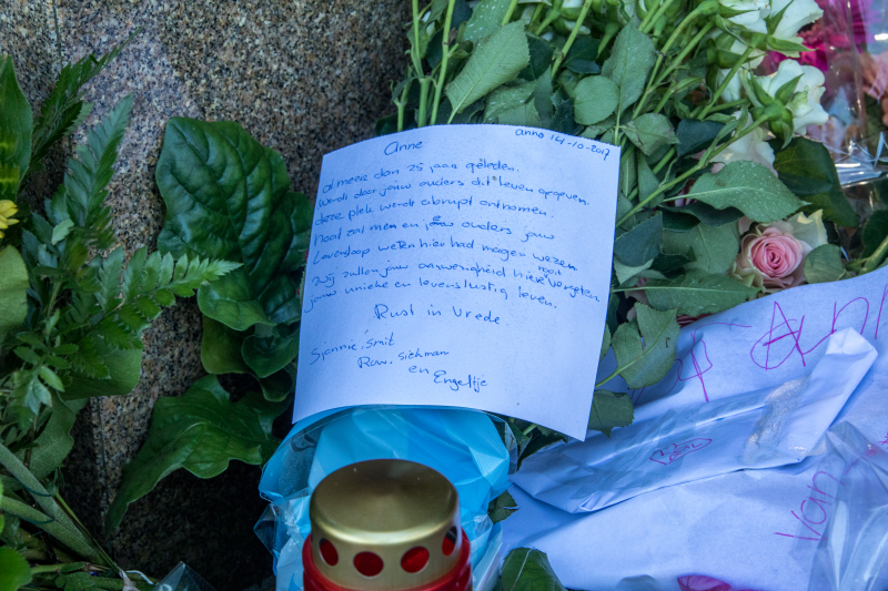 Veel bloemen en mooie woorden voor Anne Faber