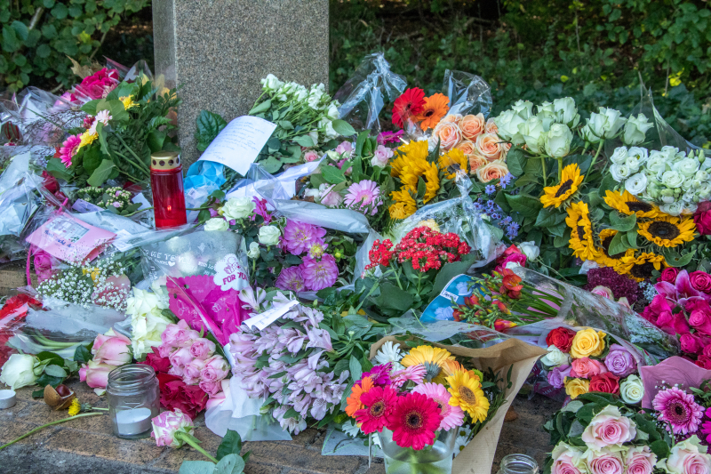 Veel bloemen en mooie woorden voor Anne Faber