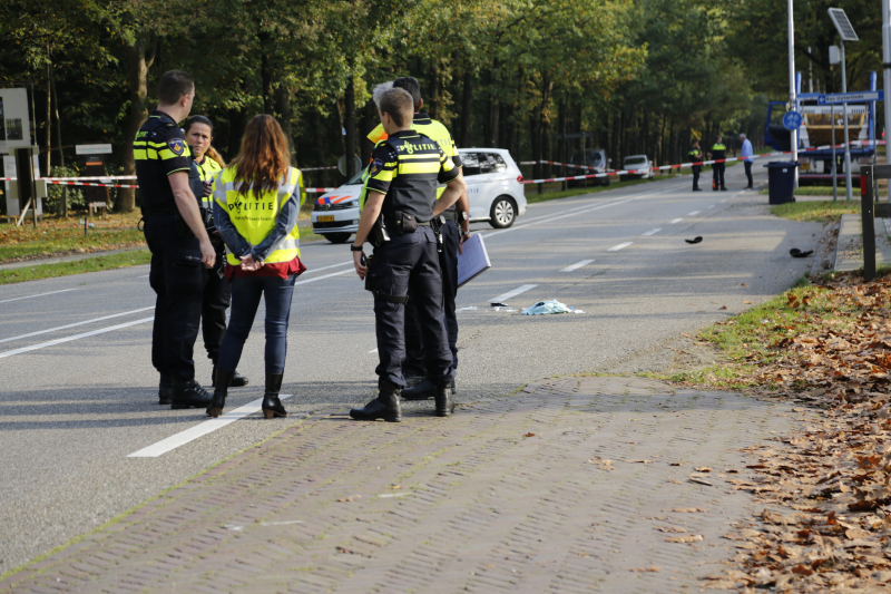Vrachtwagen schept voetganger