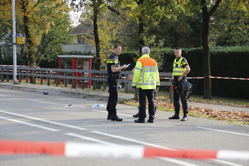 Vrachtwagen schept voetganger