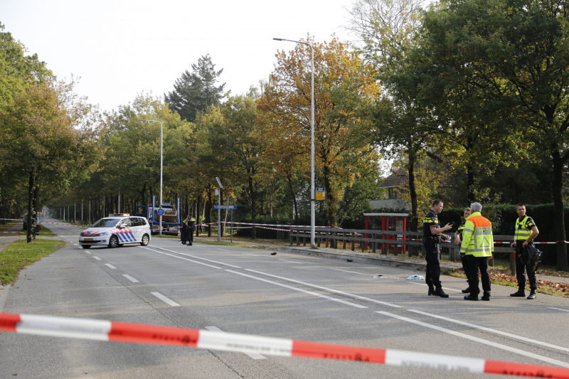 Vrachtwagen schept voetganger