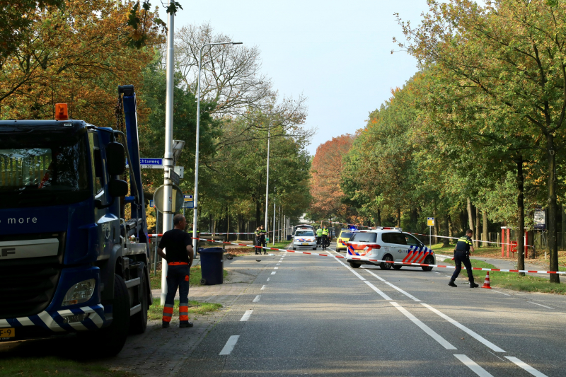 Vrachtwagen schept voetganger