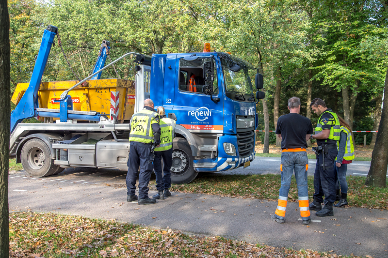Vrachtwagen schept voetganger