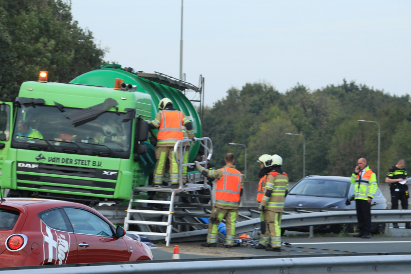 Vrachtwagen belandt in vangrail