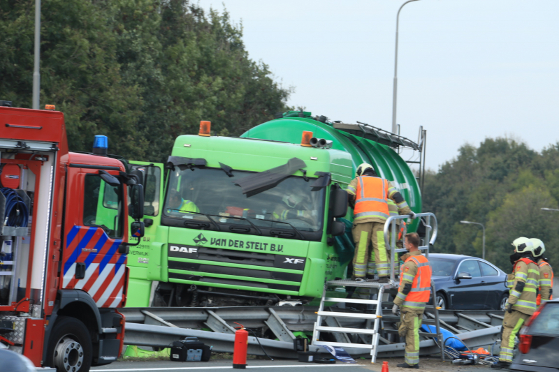 Vrachtwagen belandt in vangrail
