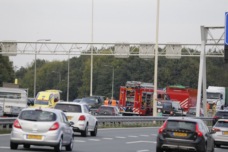 Vrachtwagen belandt in vangrail