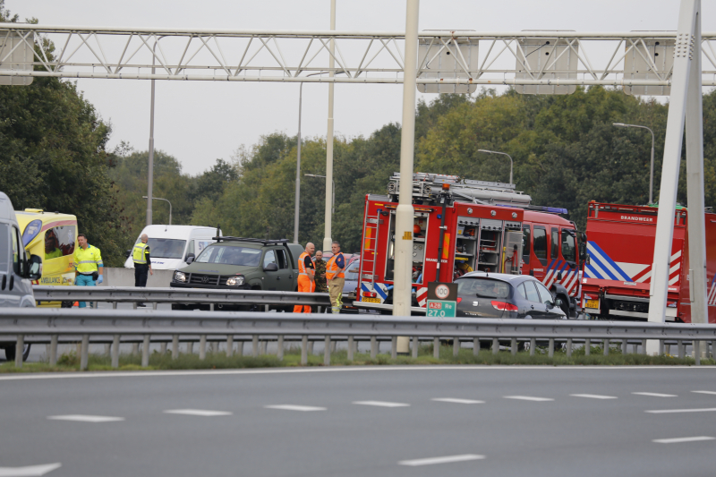 Vrachtwagen belandt in vangrail