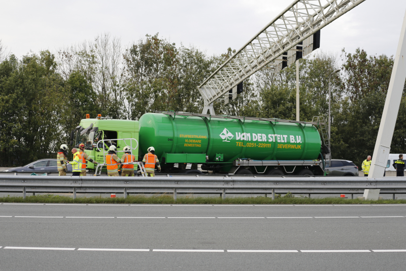 Vrachtwagen belandt in vangrail