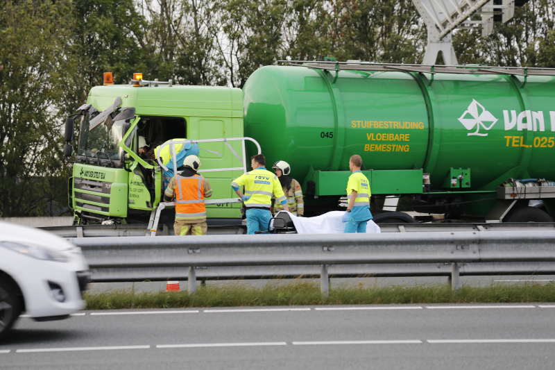 Vrachtwagen belandt in vangrail