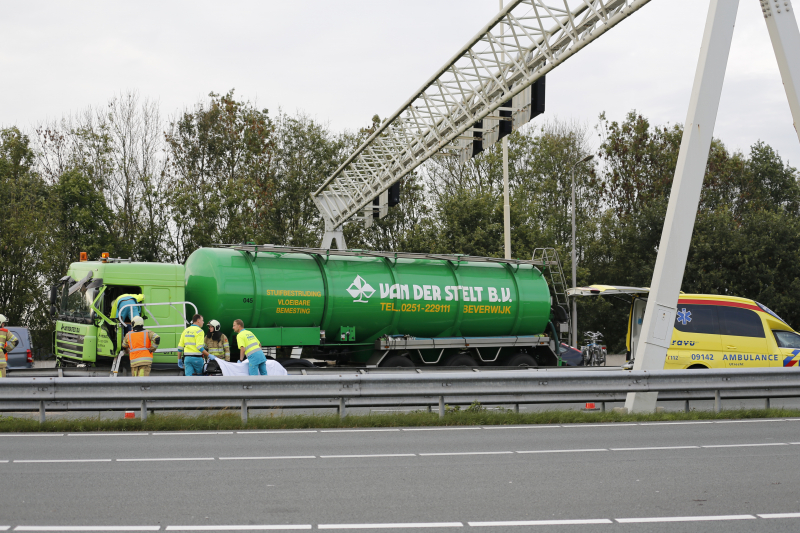 Vrachtwagen belandt in vangrail