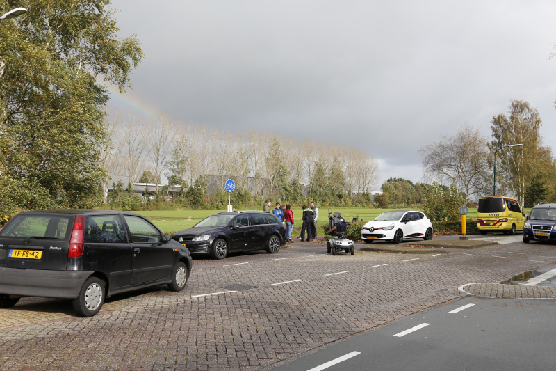 Scootmobiel botst tegen auto
