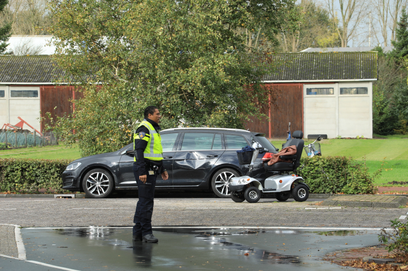 Scootmobiel botst tegen auto