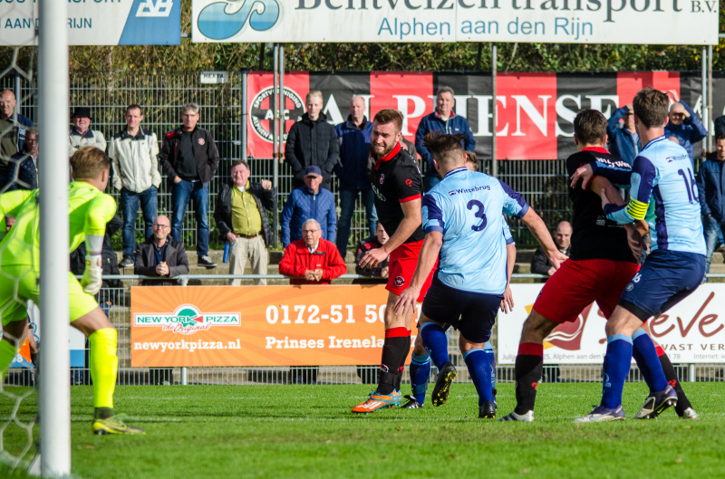 Scootmobiel botst tegen auto