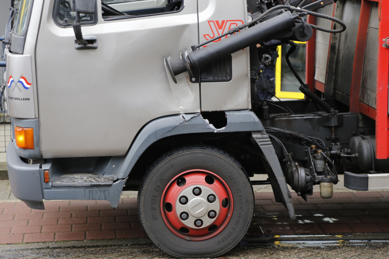 Vrachtwagen vast in tunnelbak