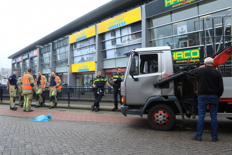 Vrachtwagen vast in tunnelbak