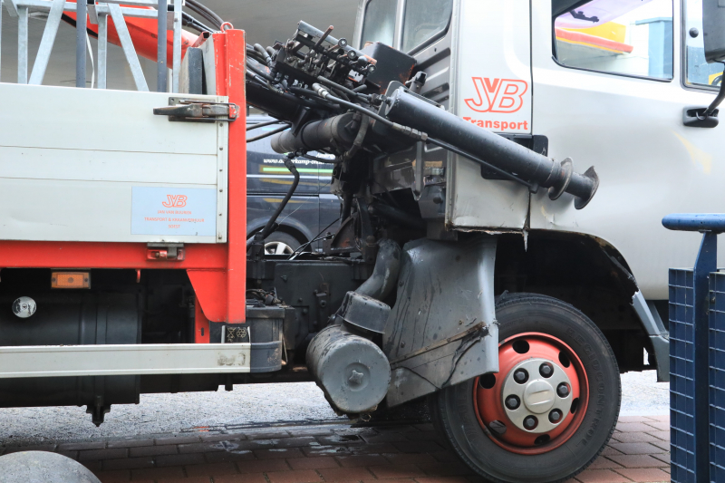 Vrachtwagen vast in tunnelbak