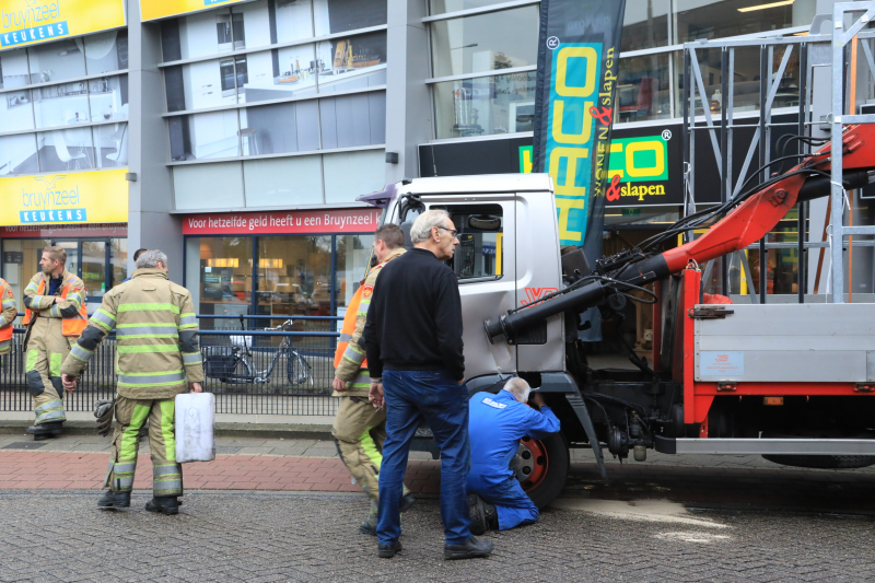 Vrachtwagen vast in tunnelbak
