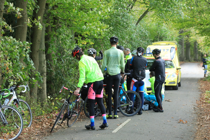 Wielrenner slaat over de kop na tak in voorwiel