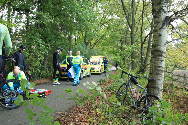 Wielrenner slaat over de kop na tak in voorwiel