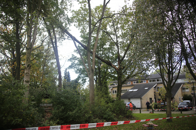 Deel van boom breekt af na storm
