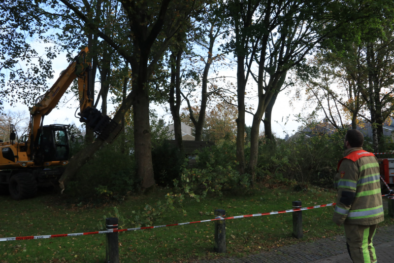 Deel van boom breekt af na storm