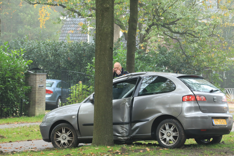 Automobilist gewond na botsing tegen boom