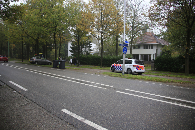 Automobilist gewond na botsing tegen boom