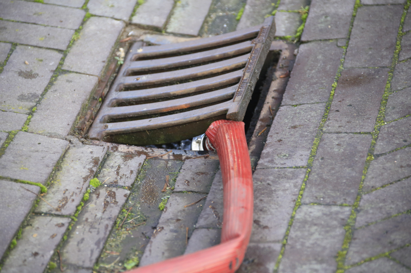 Kruipruimte onder water na gesprongen leiding