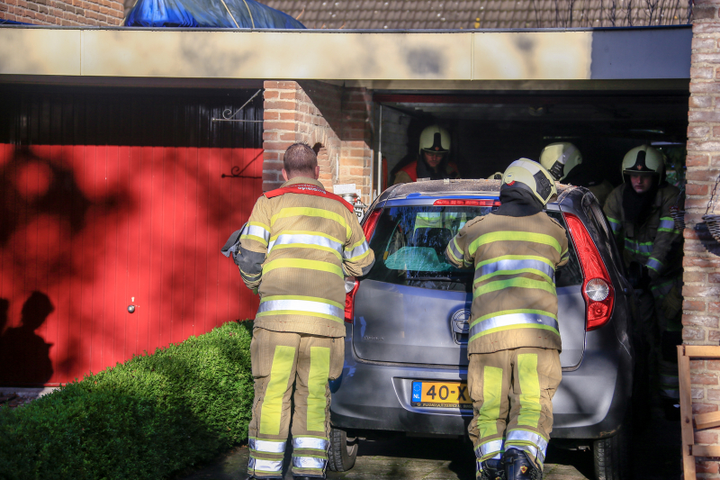 Auto rijdt muur uit in garage