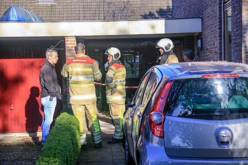 Auto rijdt muur uit in garage