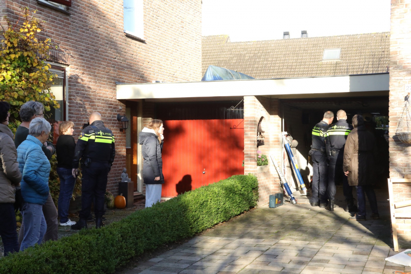 Auto rijdt muur uit in garage