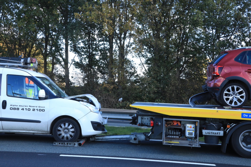 Bestelbus botst op voorganger