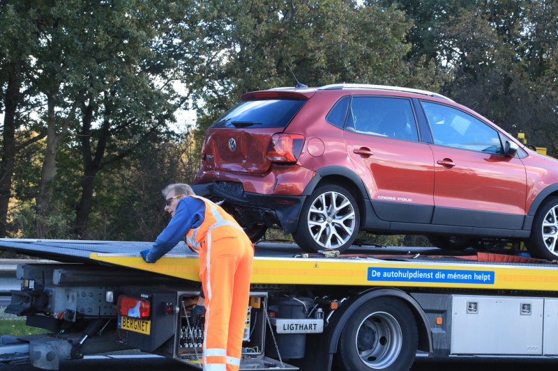 Bestelbus botst op voorganger
