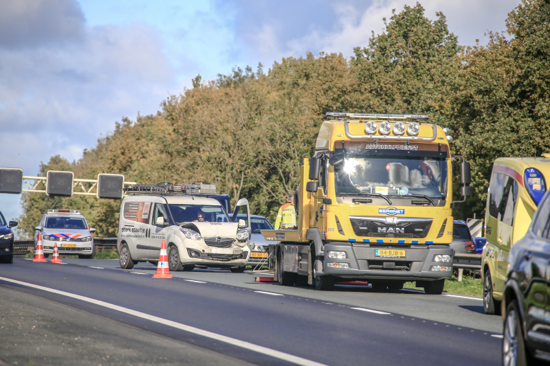 Bestelbus botst op voorganger
