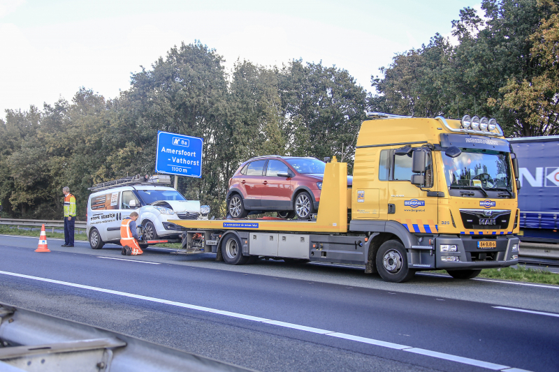 Bestelbus botst op voorganger