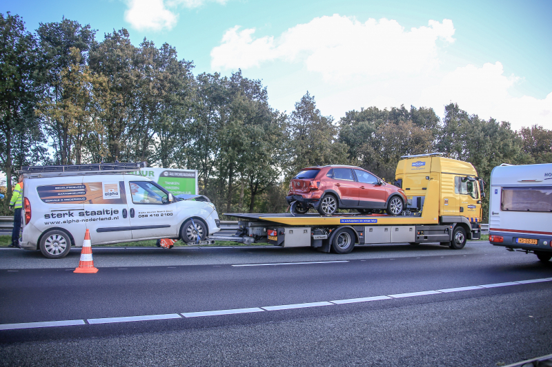 Bestelbus botst op voorganger