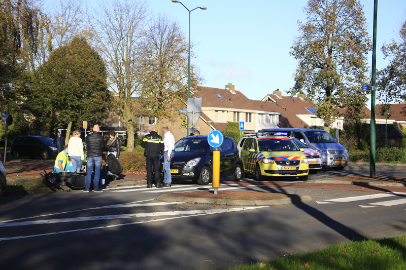 Scooterrijder gewond na botsing auto