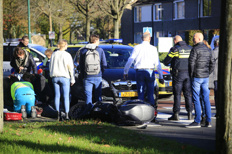 Scooterrijder gewond na botsing auto