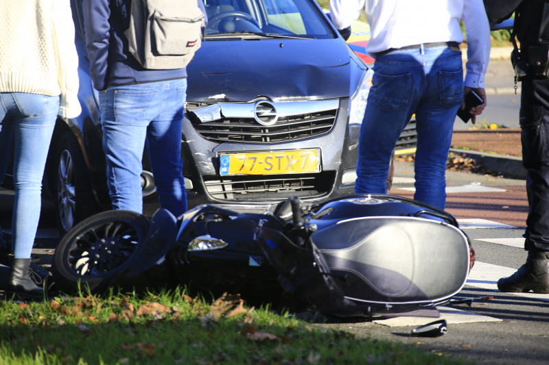 Scooterrijder gewond na botsing auto