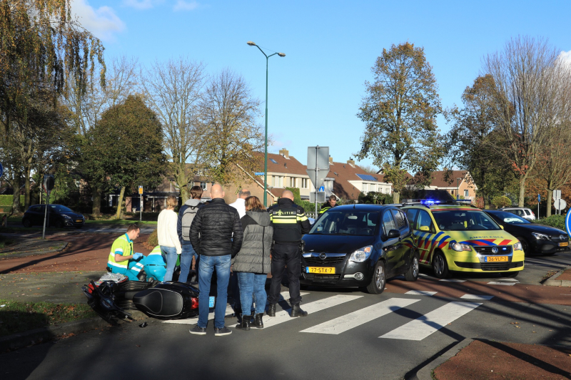Scooterrijder gewond na botsing auto
