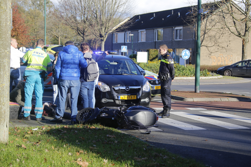 Scooterrijder gewond na botsing auto