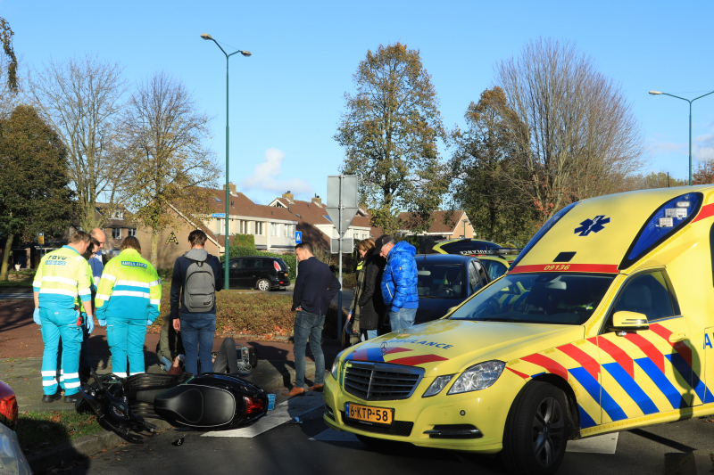 Scooterrijder gewond na botsing auto